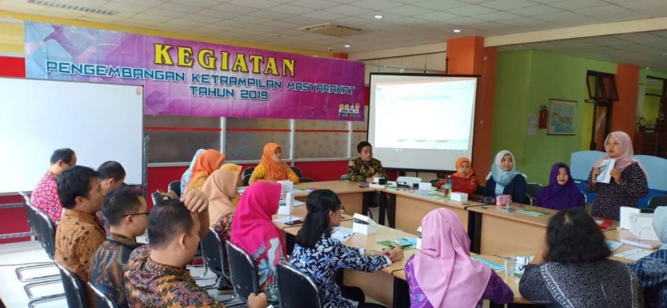 Disperpusip Kota Magelang menyelenggarakan Workshop Menulis bertema  Eksis dengan Menulis