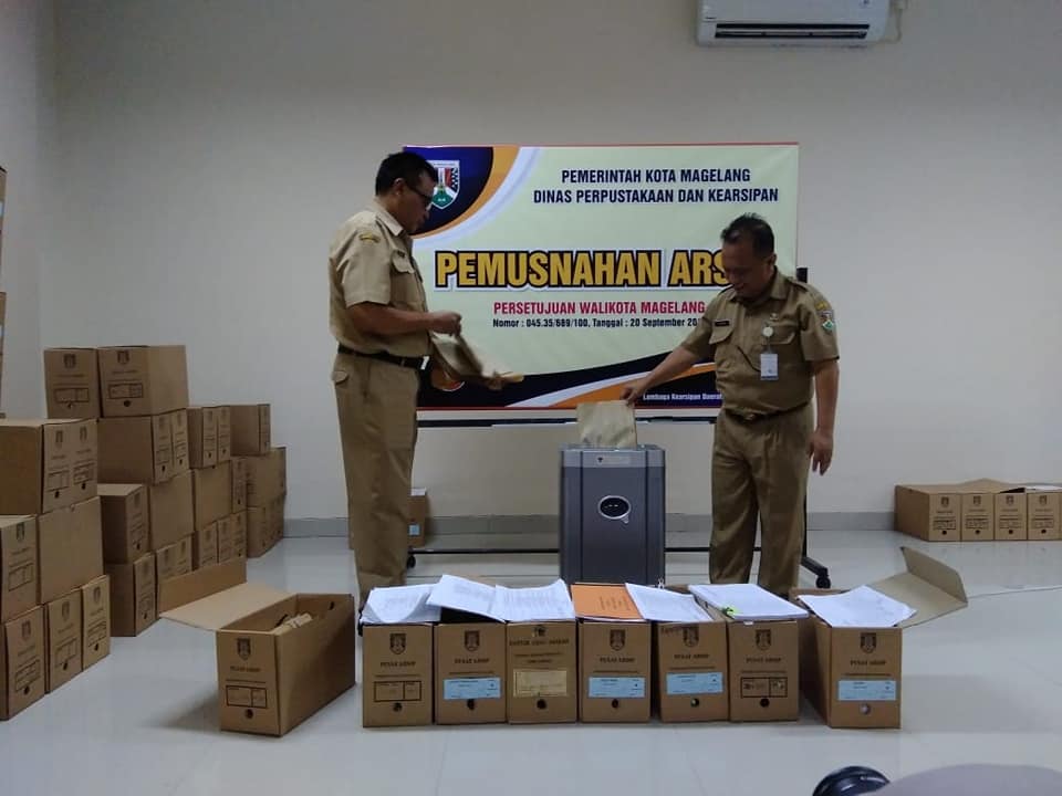 PEMKOT Magelang melalui DISPERPUSIP melaksanakan pemusnahan arsip yang memiliki retensi 