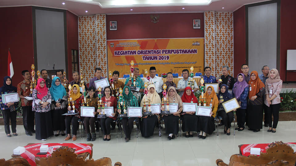 Penyerahan Throphy pada kegiatan Orientasi Perpustakaan