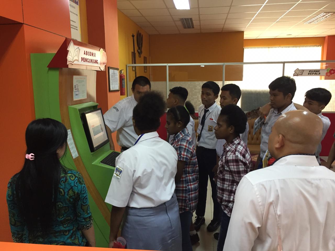 Siswa Baru SMA Kristen Indonesia berkunjung ke Perpustakaan Umum Kota Magelang